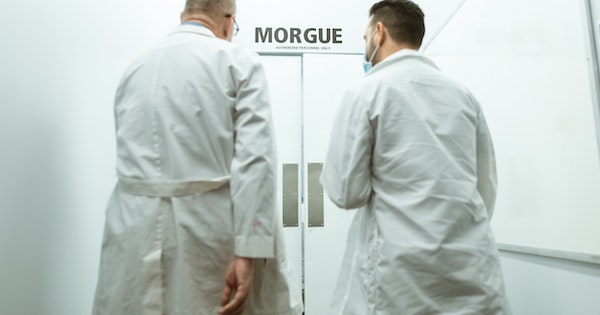 A la mort de quelqu'un, ne jamais mettre son corps à la morgue.