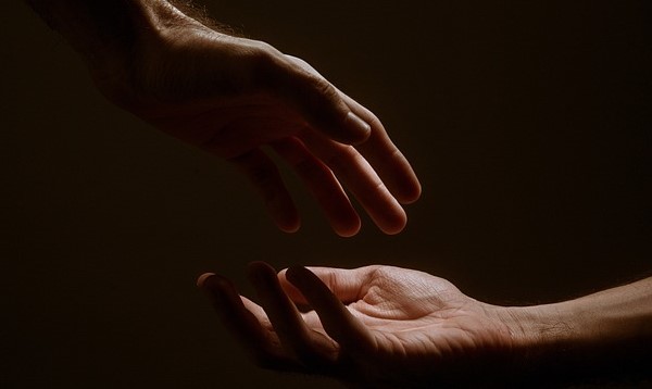 Dieu est à la fois Amour, Lumière et Puissance