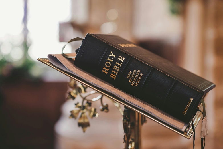Spiritualité et religion, la Bible et ses affirmations dogmatiques.