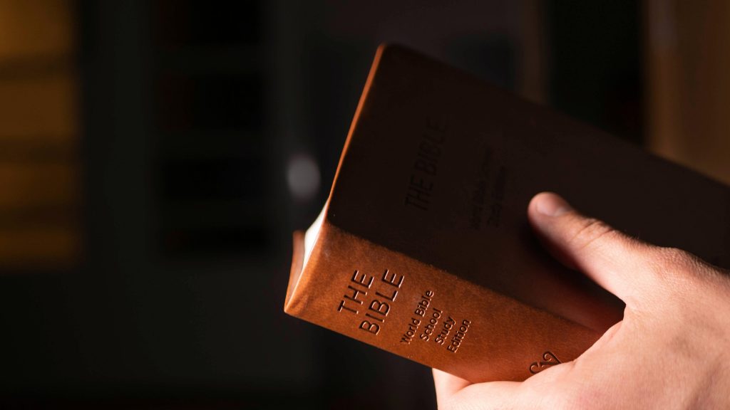 Dieu parle aussi par d'autres moyens que la Bible.