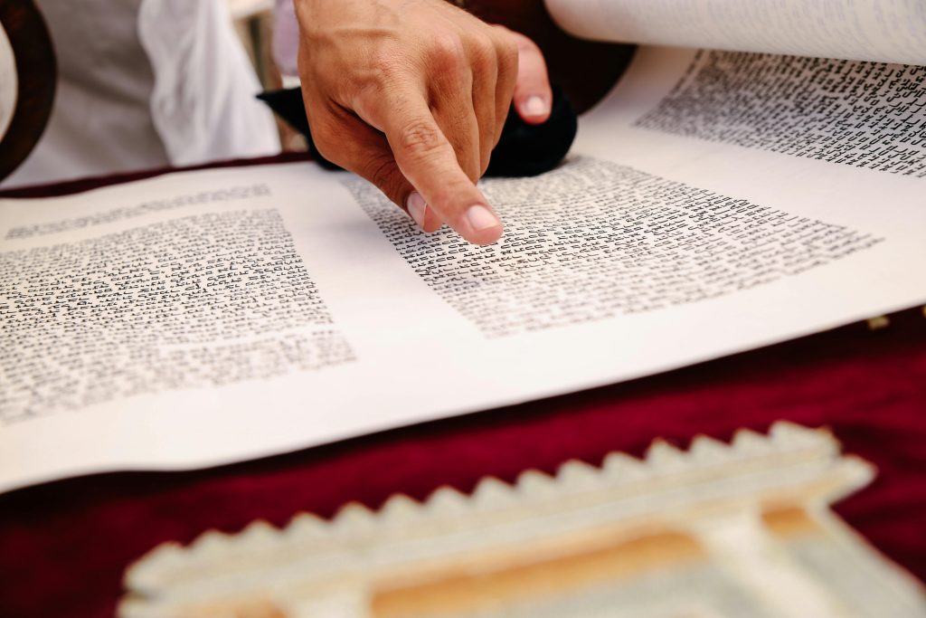 Pour les Juifs, Dieu parle seulement par la Torah.